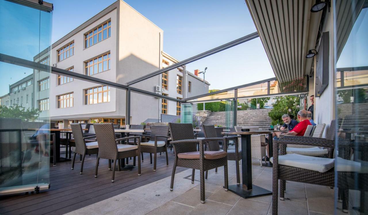 Hotel Park Drniš Extérieur photo